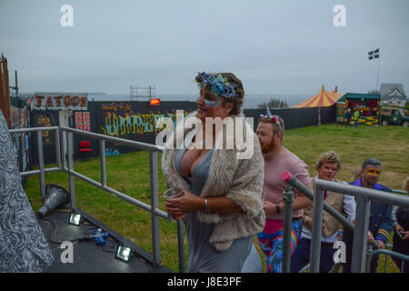 Porthleven, Cornwall, UK. 27. Mai 2017. Nachtschwärmer feiern in der Nacht auf den verschiedenen Themen-Musik-Veranstaltungen im Sommer Maskenball in Cornwall. Das Festival findet auf Feldern an der Cornish Küste verwandelte sich in vielen verschiedenen Orten, nur für die Veranstaltung.  Die Party ging bis 06:00, mit Menschen zurück in ihre Zelte oder einfach auf dem Rasen schlafen. Bildnachweis: Simon Maycock/Alamy Live-Nachrichten Stockfoto