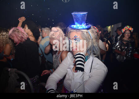 Porthleven, Cornwall, UK. 27. Mai 2017. Nachtschwärmer feiern in der Nacht auf den verschiedenen Themen-Musik-Veranstaltungen im Sommer Maskenball in Cornwall. Das Festival findet auf Feldern an der Cornish Küste verwandelte sich in vielen verschiedenen Orten, nur für die Veranstaltung.  Die Party ging bis 06:00, mit Menschen zurück in ihre Zelte oder einfach auf dem Rasen schlafen. Bildnachweis: Simon Maycock/Alamy Live-Nachrichten Stockfoto