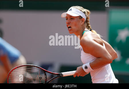 Paris, Frankreich. 28. Mai 2017. Angelique Kerber Deutschland reagiert während der Frauen Singles erstes Vorrundenspiel mit Ekaterina Makarova Russlands auf Französisch Open Tennis Turnier 2017 in Roland Garros, Paris, Frankreich am 28. Mai 2017. Bildnachweis: Han Yan/Xinhua/Alamy Live-Nachrichten Stockfoto