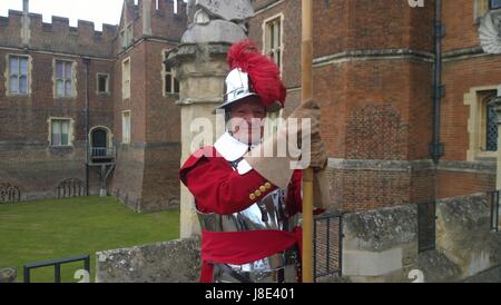 In Hampton Court Palace Firma die Unternehmen der Pikeniere & Musketiere der ehrenwerten Artillerie das älteste Regiment der britischen Armee. Bildnachweis: Chris Histed/Alamy Live-Nachrichten Stockfoto