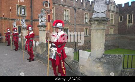 In Hampton Court Palace Firma die Unternehmen der Pikeniere & Musketiere der ehrenwerten Artillerie das älteste Regiment der britischen Armee. Bildnachweis: Chris Histed/Alamy Live-Nachrichten Stockfoto