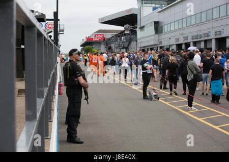 Donington Park, UK. 28. Mai 2017. Bewaffnete Polizei patrouillieren in der Boxengasse nach Terror-Anschlägen in Manchester UK Credit: Steven Reh/Alamy Live News Stockfoto