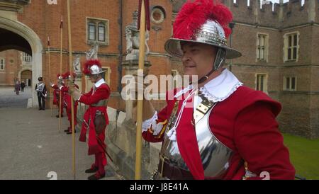 In Hampton Court Palace Firma die Unternehmen der Pikeniere & Musketiere der ehrenwerten Artillerie das älteste Regiment der britischen Armee. Bildnachweis: Chris Histed/Alamy Live-Nachrichten Stockfoto