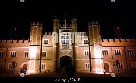 In Hampton Court Palace Firma die Unternehmen der Pikeniere & Musketiere der ehrenwerten Artillerie das älteste Regiment der britischen Armee. Bildnachweis: Chris Histed/Alamy Live-Nachrichten Stockfoto