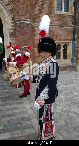 In Hampton Court Palace Firma die Unternehmen der Pikeniere & Musketiere der ehrenwerten Artillerie das älteste Regiment der britischen Armee. Bildnachweis: Chris Histed/Alamy Live-Nachrichten Stockfoto