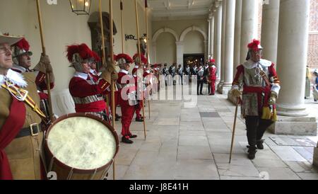 In Hampton Court Palace Firma die Unternehmen der Pikeniere & Musketiere der ehrenwerten Artillerie das älteste Regiment der britischen Armee. Bildnachweis: Chris Histed/Alamy Live-Nachrichten Stockfoto