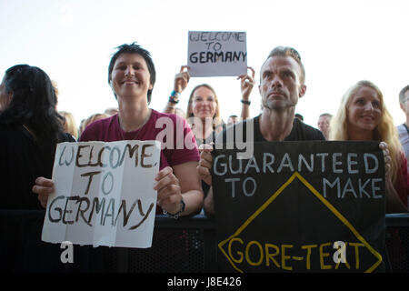 Depeche Mode-Fans begrüßen die britische Band in Leipzig, Deutschland, 27. Mai 2017. Leipzig Datum war das erste Konzert auf der deutschen Etappe ihrer Tour "Global Spirit". Foto: Alexander Prautzsch 0171 75 74 3 / Stockfoto