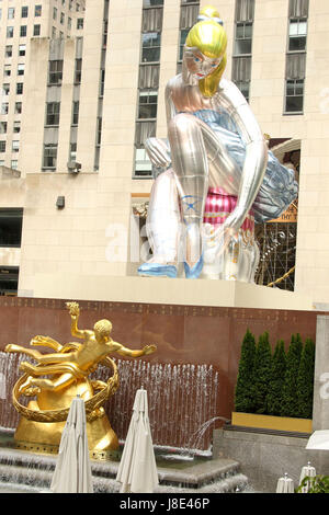 28. Mai 2017 - New York, New York, USA - "Sitzende BALLERINA" Jeff Koons 45-Fuß hohe aufblasbare Skulptur über den goldenen PROMETHEUS, 18 Fuß hoch, acht Tonnen vergoldeter Bronze Guss Skulptur erstellt von Paul Manship 1934 steht im Rockefeller Center gelegen. Koons ist eine jüngste Kontroverse beteiligt, als er gezwungen war, erkannte er das Design vom bekannten ukrainischen Bildhauer Oksana Zhnikrup reproduziert. (Bild Kredit: Nancy Kaszerman © über ZUMA Draht) Stockfoto