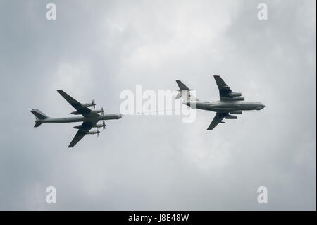 27. Mai 2017 - Tambow, Tambow, Russland - 27. Mai in der Stadt Tambov (Russland) den traditionellen Urlaub Show fand. Das Publikum sah die russische Flugzeuge TU - 95 MS, IL - 78, an - 12, TU - 134A, TU - 134 UBL, sowie die Leistung der Luftfahrt Gruppe Kunstflug russische Luftwaffe '' Falcons of Russia'' auf SU Â €"30 (Credit-Bild: © Aleksei Sukhorukov über ZUMA Draht) Stockfoto