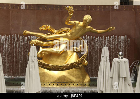 28. Mai 2017 - New York, New York, USA - ein Blick auf den goldenen PROMETHEUS, 18 Fuß hoch, acht Tonnen vergoldeter Guss Bronze Skulptur geschaffen von Paul Manship 1934 im Rockefeller Center gelegen welches unter Jeff Koons sitzende Ballerina aufgeblasen Skulptur liegt. (Bild Kredit: Nancy Kaszerman © über ZUMA Draht) Stockfoto