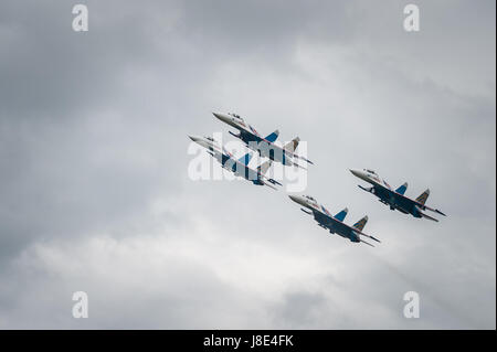 27. Mai 2017 - Tambow, Tambow, Russland - 27. Mai in der Stadt Tambov (Russland) den traditionellen Urlaub Show fand. Das Publikum sah die russische Flugzeuge TU - 95 MS, IL - 78, an - 12, TU - 134A, TU - 134 UBL, sowie die Leistung der Luftfahrt Gruppe Kunstflug russische Luftwaffe '' Falcons of Russia'' auf SU Â €"30 (Credit-Bild: © Aleksei Sukhorukov über ZUMA Draht) Stockfoto