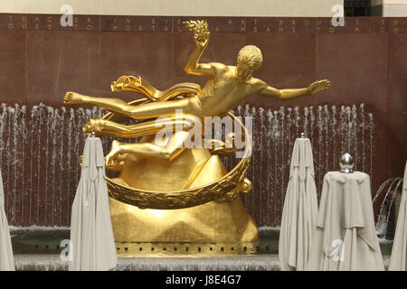 28. Mai 2017 - New York, New York, USA - ein Blick auf den goldenen PROMETHEUS, 18 Fuß hoch, acht Tonnen vergoldeter Guss Bronze Skulptur geschaffen von Paul Manship 1934 im Rockefeller Center gelegen welches unter Jeff Koons sitzende Ballerina aufgeblasen Skulptur liegt. (Bild Kredit: Nancy Kaszerman © über ZUMA Draht) Stockfoto