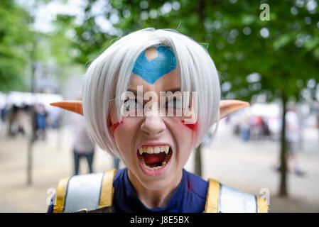 London, UK. 28. Mai 2017. Kostümierte Zeichen MCM Comic Con stattfindenden Excel in East London. Die dreitägige Veranstaltung feiert beliebte Comic-Bücher, Anime, Spiele, Fernsehen und Filme. Viele Besucher nutzen die Gelegenheit, mit ihren Lieblingsfiguren. Bildnachweis: Stephen Chung/Alamy Live-Nachrichten Stockfoto