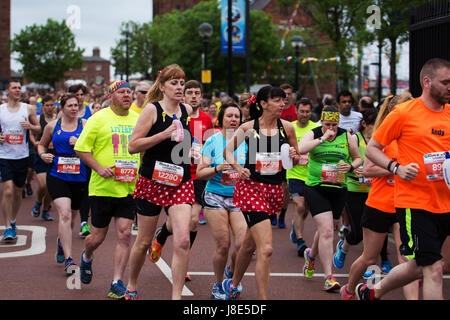 Liverpool, Vereinigtes Königreich. 28. Mai 2017. Konkurrenten, die Teilnahme an der Rock And Roll Marathon und Halbmarathon Veranstaltung in Liverpool Merseyside UK. Credit: ken Biggs/Alamy Live-Nachrichten Stockfoto