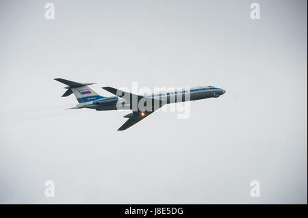 27. Mai 2017 - Tambow, Tambow, Russland - 27. Mai in der Stadt Tambov (Russland) den traditionellen Urlaub Show fand. Das Publikum sah die russische Flugzeuge TU - 95 MS, IL - 78, an - 12, TU - 134A, TU - 134 UBL, sowie die Leistung der Luftfahrt Gruppe Kunstflug russische Luftwaffe '' Falcons of Russia'' auf SU Â €"30 (Credit-Bild: © Aleksei Sukhorukov über ZUMA Draht) Stockfoto