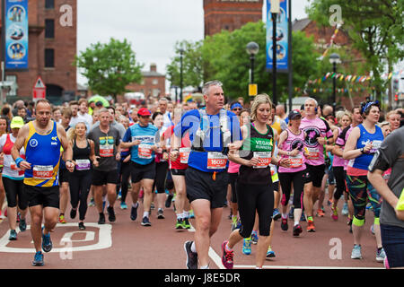 Liverpool, Vereinigtes Königreich. 28. Mai 2017. Konkurrenten, die Teilnahme an der Rock And Roll Marathon und Halbmarathon Veranstaltung in Liverpool Merseyside UK. Credit: ken Biggs/Alamy Live-Nachrichten Stockfoto