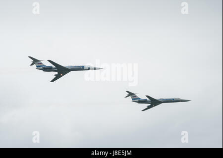 27. Mai 2017 - Tambow, Tambow, Russland - 27. Mai in der Stadt Tambov (Russland) den traditionellen Urlaub Show fand. Das Publikum sah die russische Flugzeuge TU - 95 MS, IL - 78, an - 12, TU - 134A, TU - 134 UBL, sowie die Leistung der Luftfahrt Gruppe Kunstflug russische Luftwaffe '' Falcons of Russia'' auf SU Â €"30 (Credit-Bild: © Aleksei Sukhorukov über ZUMA Draht) Stockfoto