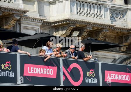 Mailand, Italien. 28. Mai 2017. Die 21. und letzte Etappe des Giro d ' Italia-Radrundfahrt von Monza nach Mailand (29,3 km) endet auf dem legendären Pizza-Dom im Herzen von Mailand. Spectatutors genießen Sie die lebhafte Atmosphäre. Bildnachweis: Alexandre Rotenberg/Alamy Live-Nachrichten Stockfoto