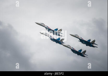 27. Mai 2017 - Tambow, Tambow, Russland - 27. Mai in der Stadt Tambov (Russland) den traditionellen Urlaub Show fand. Das Publikum sah die russische Flugzeuge TU - 95 MS, IL - 78, an - 12, TU - 134A, TU - 134 UBL, sowie die Leistung der Luftfahrt Gruppe Kunstflug russische Luftwaffe '' Falcons of Russia'' auf SU Â €"30 (Credit-Bild: © Aleksei Sukhorukov über ZUMA Draht) Stockfoto
