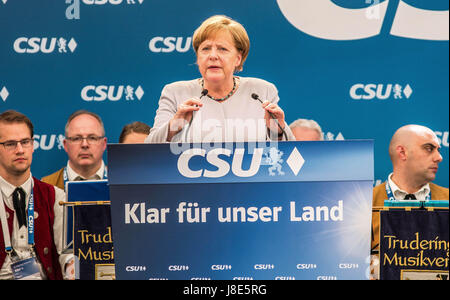 München, Deutschland. 28. Mai 2017. Die Bundeskanzlerin (Kanzler) Deutschlands Angela Merkel (CDU) besucht ein Bierzelt in Trudering Landkreis München Ostende, gehostet von ihrer bayerischen Schwester Partei, die CSU (christlich sozialistischen Union). Die Veranstaltung wurde vom 23. aufgrund der Terror-Anschlag in Manchester verschoben. Bildnachweis: ZUMA Press, Inc./Alamy Live-Nachrichten Stockfoto