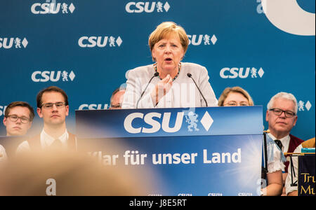 München, Deutschland. 28. Mai 2017. Die Bundeskanzlerin (Kanzler) Deutschlands Angela Merkel (CDU) besucht ein Bierzelt in Trudering Landkreis München Ostende, gehostet von ihrer bayerischen Schwester Partei, die CSU (christlich sozialistischen Union). Die Veranstaltung wurde vom 23. aufgrund der Terror-Anschlag in Manchester verschoben. Bildnachweis: ZUMA Press, Inc./Alamy Live-Nachrichten Stockfoto