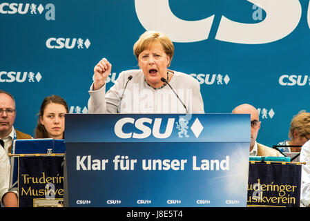 München, Deutschland. 28. Mai 2017. Die Bundeskanzlerin (Kanzler) Deutschlands Angela Merkel (CDU) besucht ein Bierzelt in Trudering Landkreis München Ostende, gehostet von ihrer bayerischen Schwester Partei, die CSU (christlich sozialistischen Union). Die Veranstaltung wurde vom 23. aufgrund der Terror-Anschlag in Manchester verschoben. Bildnachweis: ZUMA Press, Inc./Alamy Live-Nachrichten Stockfoto