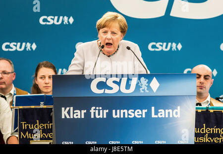 München, Deutschland. 28. Mai 2017. Die Bundeskanzlerin (Kanzler) Deutschlands Angela Merkel (CDU) besucht ein Bierzelt in Trudering Landkreis München Ostende, gehostet von ihrer bayerischen Schwester Partei, die CSU (christlich sozialistischen Union). Die Veranstaltung wurde vom 23. aufgrund der Terror-Anschlag in Manchester verschoben. Bildnachweis: ZUMA Press, Inc./Alamy Live-Nachrichten Stockfoto