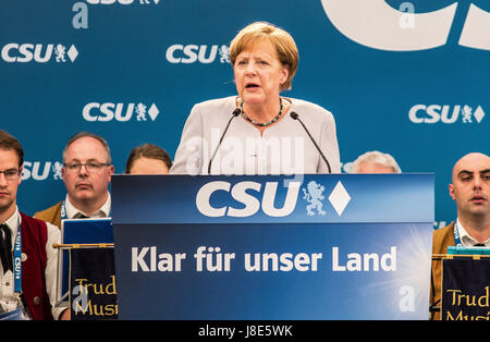 München, Deutschland. 28. Mai 2017. Die Bundeskanzlerin (Kanzler) Deutschlands Angela Merkel (CDU) besucht ein Bierzelt in Trudering Landkreis München Ostende, gehostet von ihrer bayerischen Schwester Partei, die CSU (christlich sozialistischen Union). Die Veranstaltung wurde vom 23. aufgrund der Terror-Anschlag in Manchester verschoben. Bildnachweis: ZUMA Press, Inc./Alamy Live-Nachrichten Stockfoto