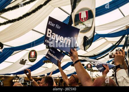 München, Deutschland. 28. Mai 2017. Die Bundeskanzlerin (Kanzler) Deutschlands Angela Merkel (CDU) besucht ein Bierzelt in Trudering Landkreis München Ostende, gehostet von ihrer bayerischen Schwester Partei, die CSU (christlich sozialistischen Union). Die Veranstaltung wurde vom 23. aufgrund der Terror-Anschlag in Manchester verschoben. Bildnachweis: ZUMA Press, Inc./Alamy Live-Nachrichten Stockfoto