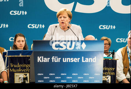 München, Deutschland. 28. Mai 2017. Die Bundeskanzlerin (Kanzler) Deutschlands Angela Merkel (CDU) besucht ein Bierzelt in Trudering Landkreis München Ostende, gehostet von ihrer bayerischen Schwester Partei, die CSU (christlich sozialistischen Union). Die Veranstaltung wurde vom 23. aufgrund der Terror-Anschlag in Manchester verschoben. Bildnachweis: ZUMA Press, Inc./Alamy Live-Nachrichten Stockfoto