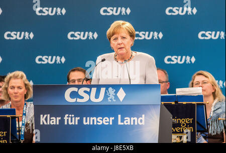 München, Deutschland. 28. Mai 2017. Die Bundeskanzlerin (Kanzler) Deutschlands Angela Merkel (CDU) besucht ein Bierzelt in Trudering Landkreis München Ostende, gehostet von ihrer bayerischen Schwester Partei, die CSU (christlich sozialistischen Union). Die Veranstaltung wurde vom 23. aufgrund der Terror-Anschlag in Manchester verschoben. Bildnachweis: ZUMA Press, Inc./Alamy Live-Nachrichten Stockfoto