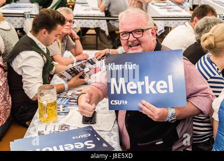 München, Deutschland. 28. Mai 2017. Die Bundeskanzlerin (Kanzler) Deutschlands Angela Merkel (CDU) besucht ein Bierzelt in Trudering Landkreis München Ostende, gehostet von ihrer bayerischen Schwester Partei, die CSU (christlich sozialistischen Union). Die Veranstaltung wurde vom 23. aufgrund der Terror-Anschlag in Manchester verschoben. Bildnachweis: ZUMA Press, Inc./Alamy Live-Nachrichten Stockfoto