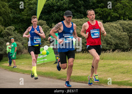 Gosford Estate, East Lothian, Schottland, Großbritannien. 28 Mai, 2017. Drei männliche Läufer in der Edinburgh Marathon Festival 2017 in Gosford Immobilien an der Meile 18. Stockfoto