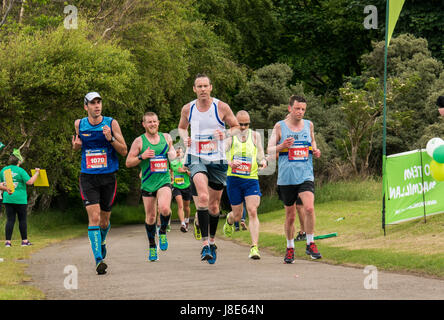 Gosford Estate, East Lothian, Schottland, Großbritannien. 28 Mai, 2017. Eine Gruppe von männlichen Läufer im Edinburgh Marathon Festival 2017, Gosford Immobilien an der Meile 18. Stockfoto