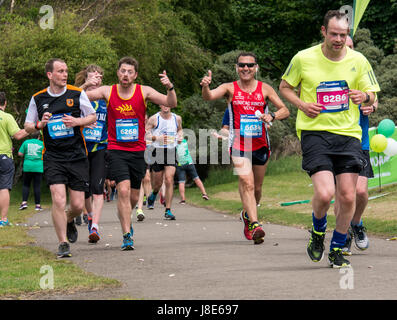 Gosford Estate, East Lothian, Schottland, Großbritannien. 28 Mai, 2017. Männliche Läufer in der Edinburgh Marathon Festival 2017 winken und geben Daumen bis, wie sie früher in Gosford Immobilien laufen bei Meile 18. Stockfoto