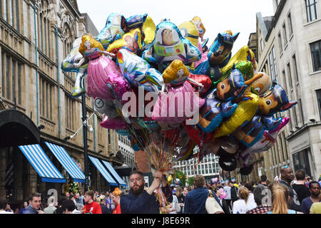 Manchester, UK. 28. Mai 2017. Ein Mann verkauft Luftballons in der größeren Manchester Run auf Sonntag, 28. Mai 2017. Bildnachweis: Pablo O'Hana/Alamy Live-Nachrichten Stockfoto