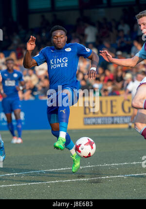 Hong Kong, China. 28. Mai 2017. Josh Eppiah kickt den Ball Weg von der Aston Villas-Spieler. Leicester City gewinnen ihren zweiten HKFC Citi Soccer Sevens-Titel nach einem 3: 0 Sieg über Titelverteidiger Aston Villa im Finale. 2017 Hong Kong Soccer Sevens an der Hong Kong Football Club Causeway Bay. Bildnachweis: Jayne Russell/Alamy Live-Nachrichten Stockfoto