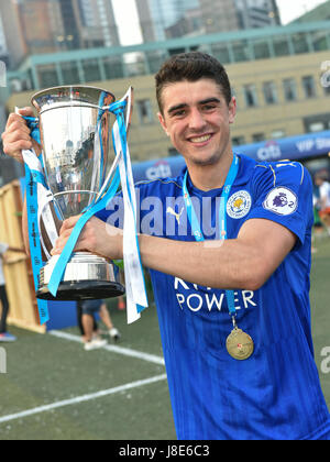 Hong Kong, China. 28. Mai 2017. Alexandru Pascanu hält den Pokal. Leicester City gewinnen ihren zweiten HKFC Citi Soccer Sevens-Titel nach einem 3: 0 Sieg über Titelverteidiger Aston Villa im Finale. 2017 Hong Kong Soccer Sevens an der Hong Kong Football Club Causeway Bay. Bildnachweis: Jayne Russell/Alamy Live-Nachrichten Stockfoto