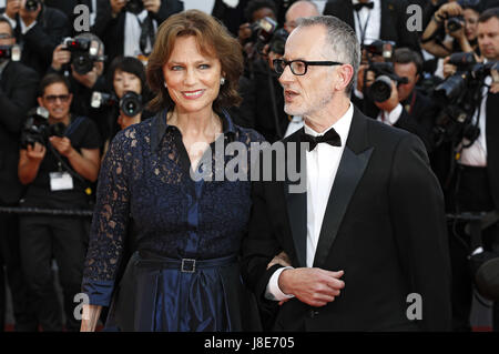 Cannes, Frankreich. 27. Mai 2017. Jacqueline Bisset und Gäste besuchen die würde "Après Une Histoire Vraie/Based on a True Story" premiere während der 70. Cannes Film Festival im Palais des Festivals am 27. Mai 2017 in Cannes, Frankreich | Nutzung weltweit Credit: Dpa/Alamy Live-Nachrichten Stockfoto