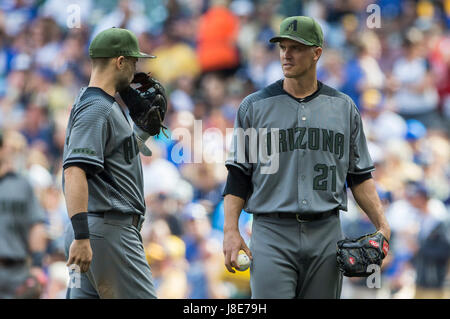 Milwaukee, WI, USA. 27. Mai 2017. Arizona-Diamantmarkierungen Krug Zack Greinke #21 während der Major League Baseball Spiel zwischen den Milwaukee Brewers und die Arizona Diamondbacks im Miller Park in Milwaukee, Wisconsin ab. John Fisher/CSM/Alamy Live-Nachrichten Stockfoto