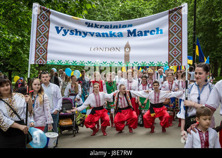 London, UK. 28. Mai 2017. Jährliche Vyshyvanka März. Hunderte von britischen Ukrainer Rallye und März gekleidet in traditionellen bestickten Trachten anlässlich des nationalen Vyshyvanka. © Guy Corbishley/Alamy Live-Nachrichten Stockfoto