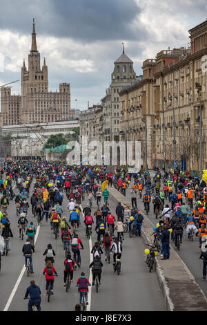 Moskau, Russland. 28. Mai 2017. Die Teilnehmer während bei der 5. jährlichen Moskau Bike Parade auf Prospekt Akademika Sakharova in Moskau, Russland-Credit: Nikolay Vinokurov/Alamy Live News Stockfoto