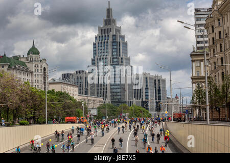 Moskau, Russland. 28. Mai 2017. Die Teilnehmer der 5. jährlichen Moskau Bike Parade auf dem Garten-Ring in Moskau, Russland-Credit: Nikolay Vinokurov/Alamy Live News Stockfoto