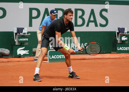 Paris, Frankreich. 28. Mai 2017. Bulgarischer Spieler Grigor Dimitrov ist in Aktion während sein Spiel in der 1. Runde des ATP French Open in Roland Garros gegen französische Spieler Stephane Robert am 28. Mai 2017 in Paris, Frankreich. -© Yan Lerval/Alamy Live-Nachrichten Stockfoto