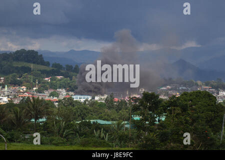 Marawi, Philippinen. 28. Mai 2017. Rauch steigt als Häuser brennen in Marawi City, Süden der Philippinen. Tausende Einwohner verließen bereits ihre Häuser Häuser wegen Clashers zwischen Regierungstruppen und militanten Gruppe Maute, im Süden der Philippinen 27. Mai 2017. Bildnachweis: Linus Guardian Escandor Ii/ZUMA Draht/Alamy Live-Nachrichten Stockfoto