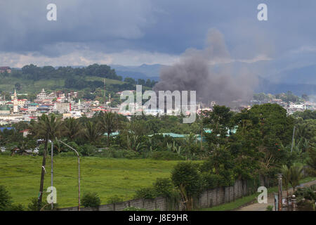 Marawi, Philippinen. 28. Mai 2017. Rauch steigt als Häuser brennen in Marawi City, Süden der Philippinen. Tausende Einwohner verließen bereits ihre Häuser Häuser wegen Clashers zwischen Regierungstruppen und militanten Gruppe Maute im Süden der Philippinen. Bildnachweis: Linus Escandor Ii/ZUMA Draht/Alamy Live-Nachrichten Stockfoto