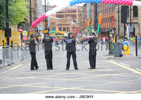 Manchester, UK. 28. Mai 2017. Manchester-Polizisten im Dienst während des Marathons in der Stadt heute. Gab es erhöhter Sicherheit in der ganzen Stadt in dieser Woche im Zuge der Manchester Bombardierung Credit: Reallifephotos/Alamy Live-Nachrichten Stockfoto