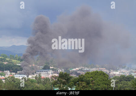 Marawi, Philippinen. 28. Mai 2017. Rauch steigt als Häuser brennen in Marawi City, Süden der Philippinen. Tausende Einwohner verließen bereits ihre Häuser Häuser wegen Clashers zwischen Regierungstruppen und militanten Gruppe Maute im Süden der Philippinen. Bildnachweis: Linus Escandor Ii/ZUMA Draht/Alamy Live-Nachrichten Stockfoto