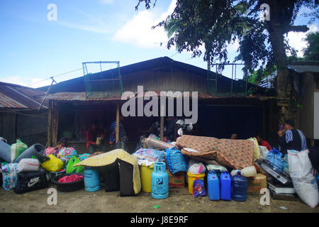 Marawi, Philippinen. 28. Mai 2017. Discplaced Bewohner bereiten ihre Habseligkeiten, Marawi City zu evakuieren. Tausende Einwohner verließen bereits ihre Häuser Häuser wegen Clashers zwischen Regierungstruppen und militanten Gruppe Maute, im Süden der Philippinen. Bildnachweis: Linus G. Escandor Ll/ZUMA Draht/Alamy Live-Nachrichten Stockfoto