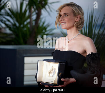 Cannes, Frankreich. 28. Mai 2017. Schauspielerin Diane Kruger, die Auszeichnung als beste Schauspielerin für ihre Rolle in dem Film In The Fade (Aus Dem Nichts), bei der Preisträger Fototermin auf dem 70. Cannes Film Festival Samstag, 27. Mai 2017, Cannes, Frankreich. Bildnachweis: Doreen Kennedy/Alamy Live-Nachrichten Stockfoto